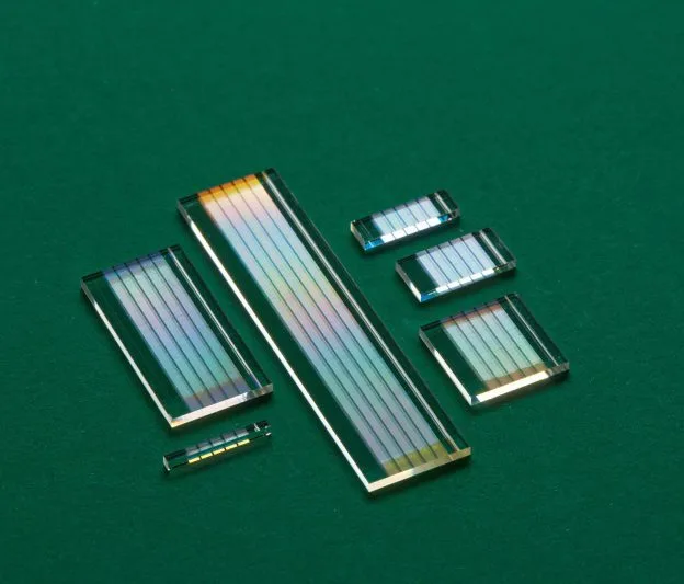 Selección de cristales a granel en diferentes tamaños, que representan soluciones personalizadas de cristales a granel de espacio libre MgO:PPLN.