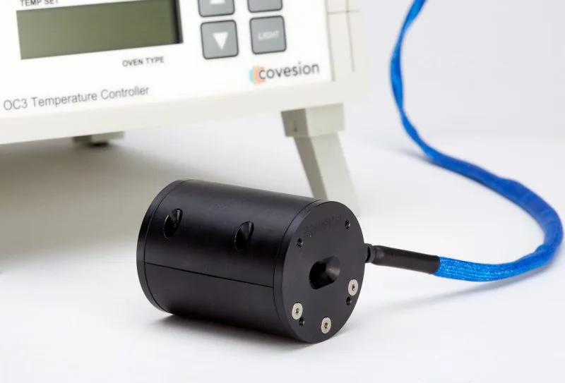 黑色炉子连接到温度控制器，代表 PPLN 炉子和配件。.