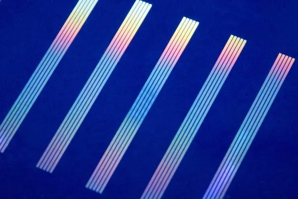 Fila de cinco obleas polarizadas de igual tamaño que representan soluciones personalizadas de espacio libre.